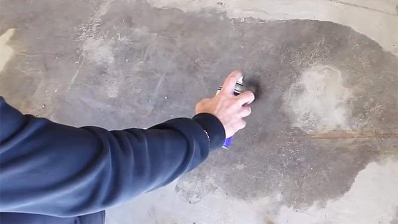 How to remove oil stains from concrete with WD-40