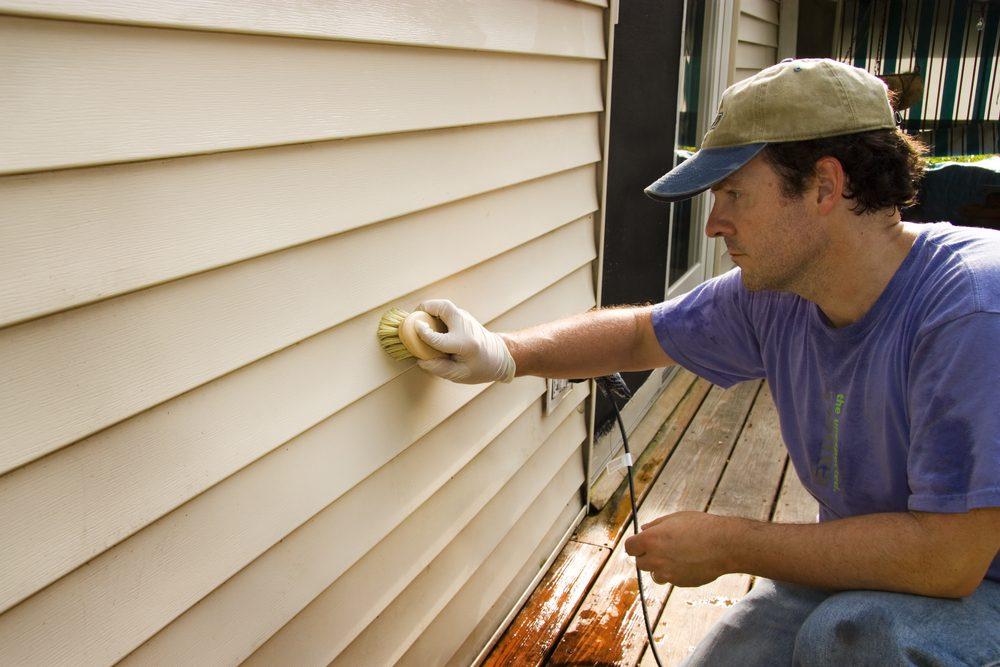 How to Remove Spray Paint From Vinyl Siding